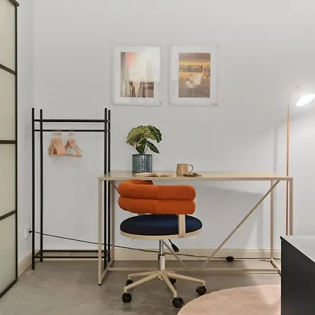 Premium Farbenfrohes Urban Hideaway & Parkplatz