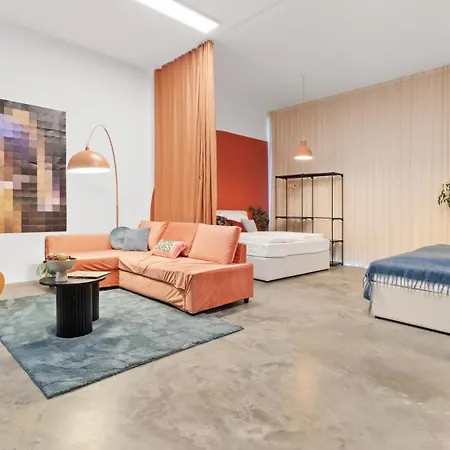 Premium Farbenfrohes Urban Hideaway & Parkplatz