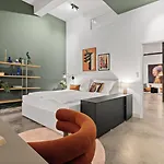 Premium Farbenfrohes Urban Hideaway & Parkplatz