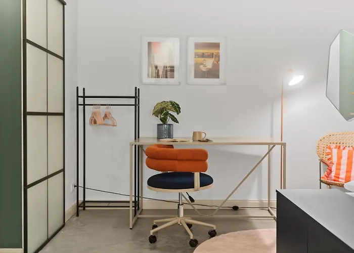 Premium Farbenfrohes Urban Hideaway & Parkplatz