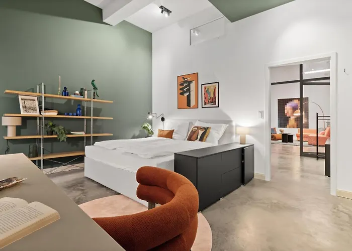 Premium Farbenfrohes Urban Hideaway & Parkplatz